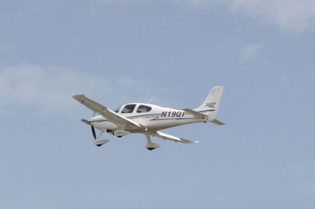 Cirrus SR-22 (N19QT)