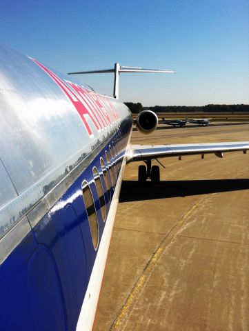 McDonnell Douglas MD-82 (N422AA) - American Airlines MD-82 landed at Southern Illinois Airport for the day. This was all part of American Airlines Aviation Career Day at Southern Illinois University. The Captain and F/O and other Crew on the airplane were all SIU Alumni. A very good Day for aviation students.