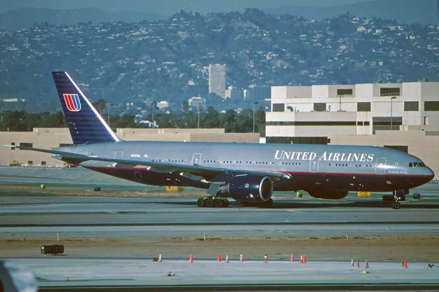 Boeing 777-200 (N787UA) - United 777-222 N787UA at Los Angeles International on January 6, 2000.