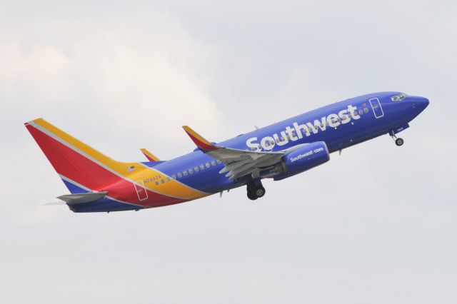 Boeing 737-700 (N7824A) - 2001 BUILD, S/N 30617, 737-7BK Departing 5-L