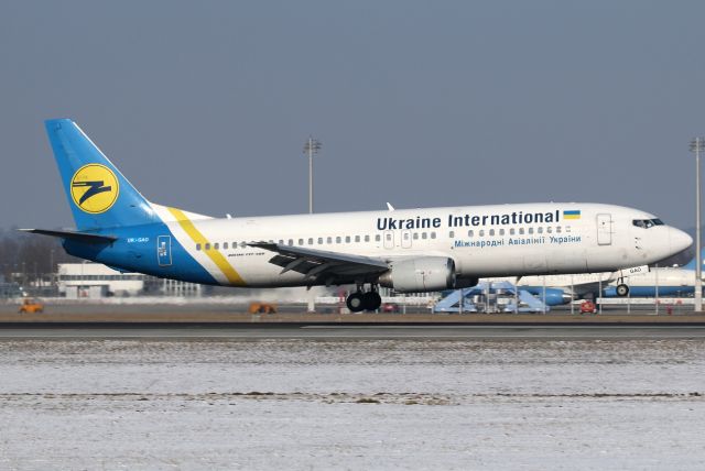 BOEING 737-400 (UR-GAO)