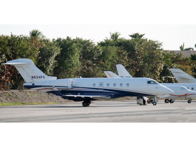 Bombardier Challenger 300 (N524FX) - Very nice Canadian built aircraft.