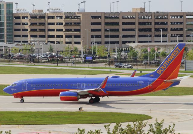 Boeing 737-800 (N8301J)