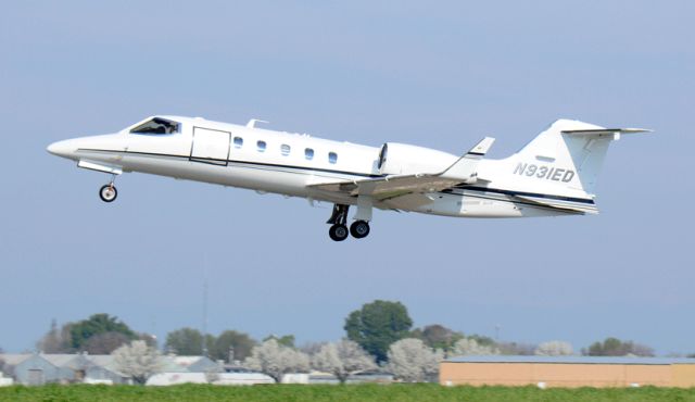 Learjet 31 (N931ED) - Learjet 31 departing the Merced Regional Airport