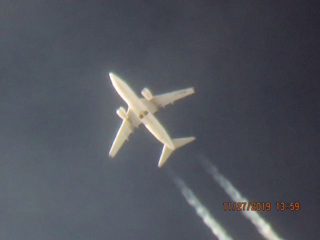 Boeing 737-700 (C-FKIW)