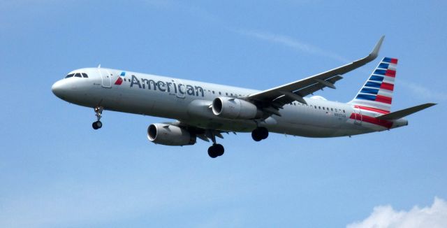 Airbus A321 (N907AA) - On final is this 2017 American Airlines Airbus A321-231 in the Summer of 2021.