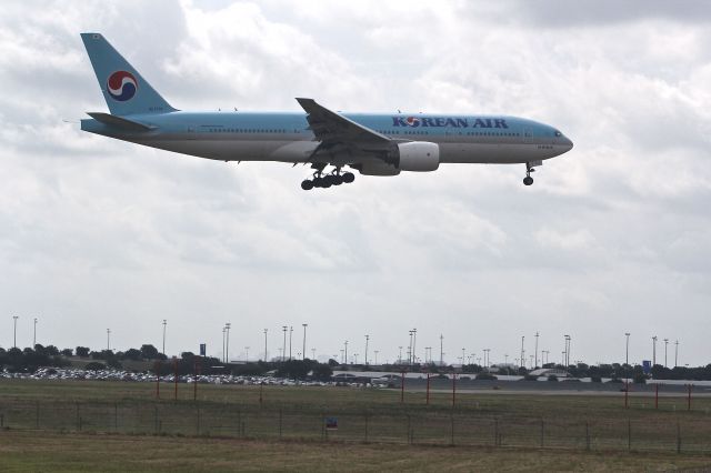 Boeing 777-200 (HL7714) - Korea Flight 31 just about to touch down after long flight from ICN