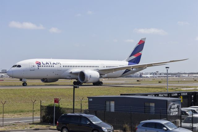 Boeing 787-8 (CC-BBF) - LATAM Chile (CC-BBF) Boeing 787-8 Dreamliner at Sydney Airport.