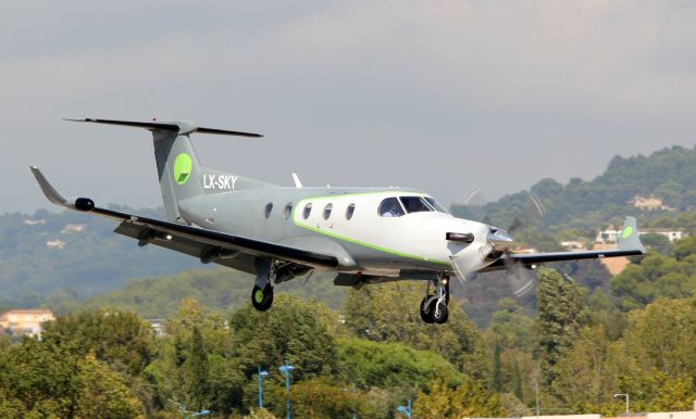 Pilatus PC-12 (LX-SKY) - SHORT FINAL RWY 17 , 09.09.14