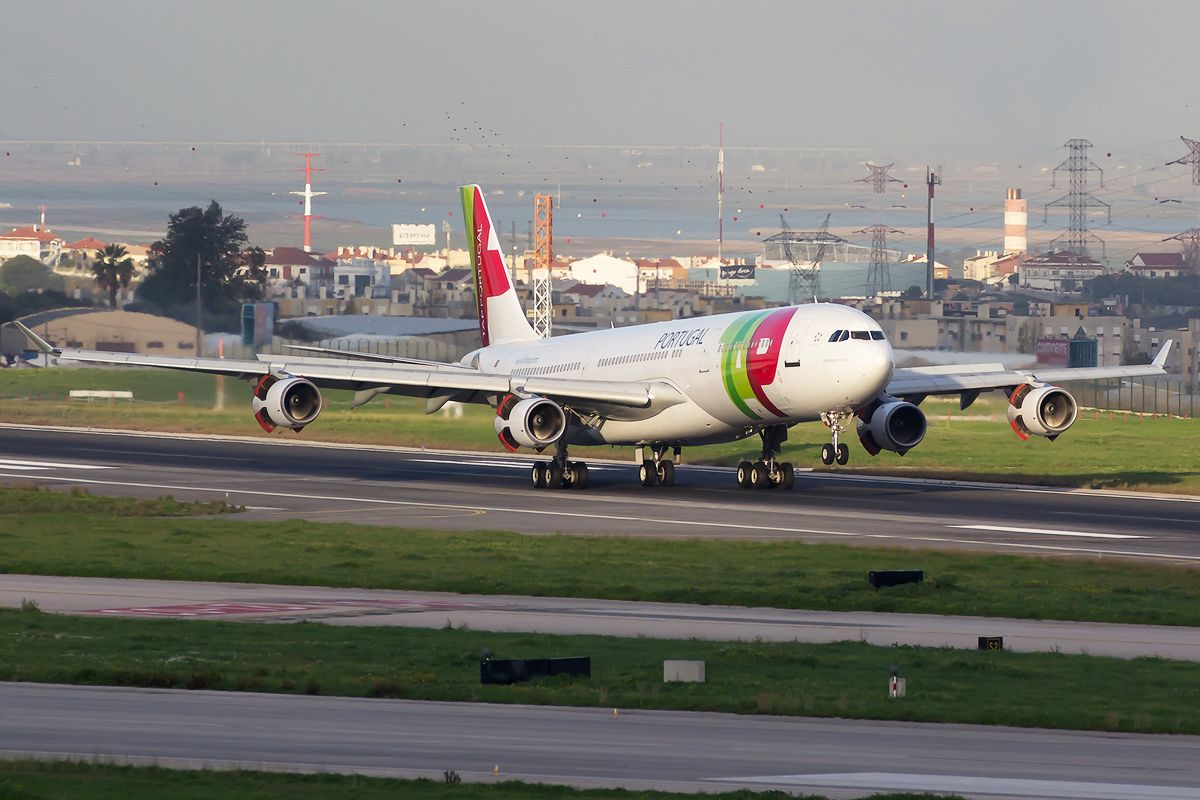 Airbus A340-300 (CS-TOA)