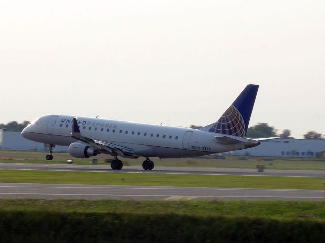 Embraer 175 (N733YX)