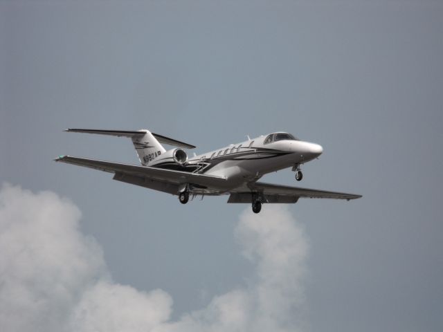 Cessna Citation CJ4 (N892AB) - A beautiful Citation CJ-4 on short final for RWY 27.