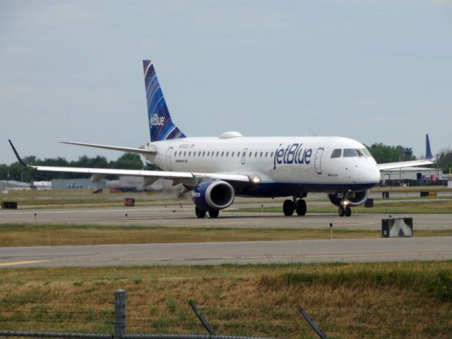 Embraer ERJ-190 (N353JB)