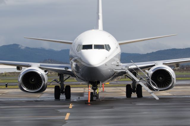 Boeing 737-700 (N834BZ)