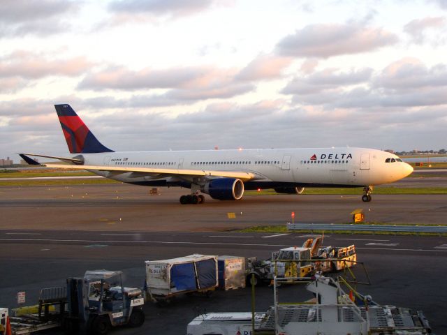 Airbus A330-300 (N821NW)