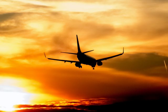 Boeing 737-800 (EI-EFZ) - Sunset catch at LHBP.