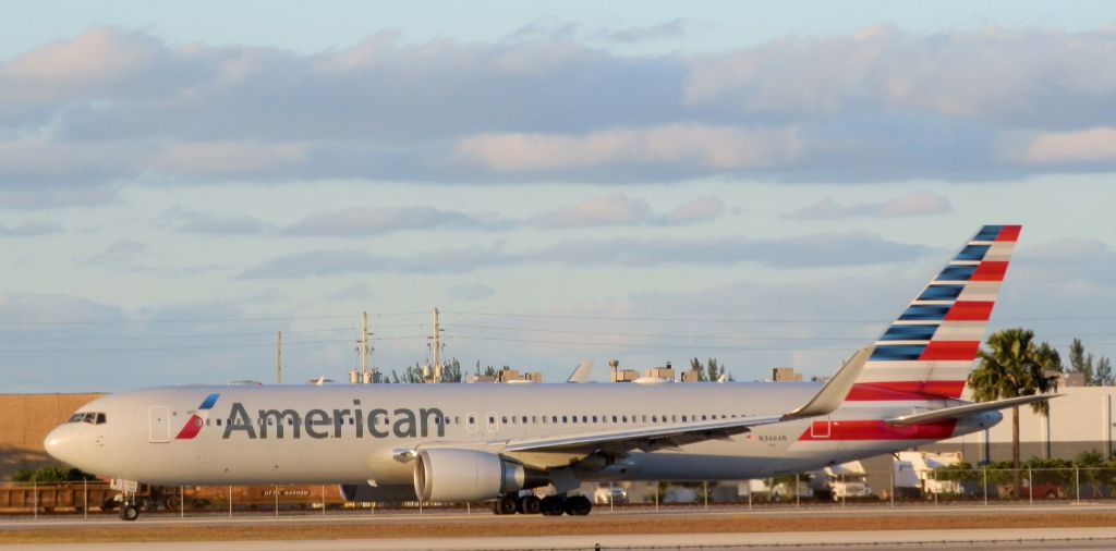BOEING 767-300 (N346AN)