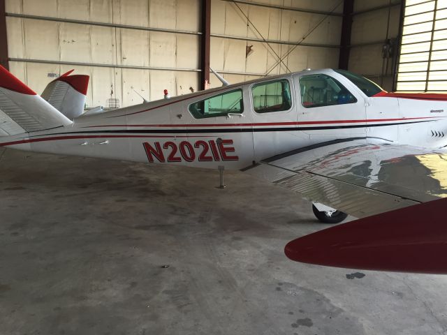 Beechcraft 35 Bonanza (N2021E)