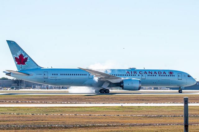 Boeing 787-9 Dreamliner (C-FNOI) - Engine #2 startup. Performing run-ups on runway 22. 