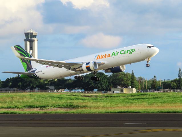 BOEING 767-300 (N399CM) - Departing 26R for LAX. View from cargo ramp of Aloha Cargo.