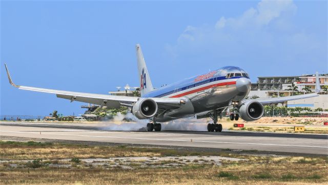 N397AN — - American airlines burning some rubber on landing at St Maarten.