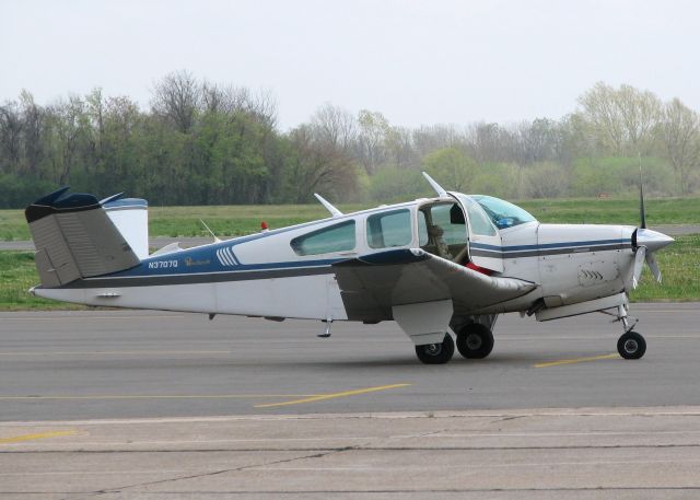 Beechcraft 35 Bonanza (N3707Q) - 1961 Beech N35 at the Shreveport Downtown airport.