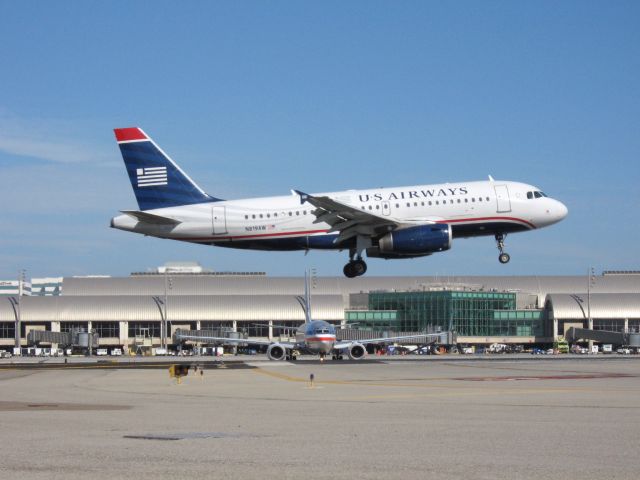 Airbus A319 (N819AW) - Landing on RWY 19R