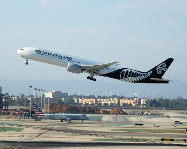 BOEING 777-300ER (ZK-OKR)