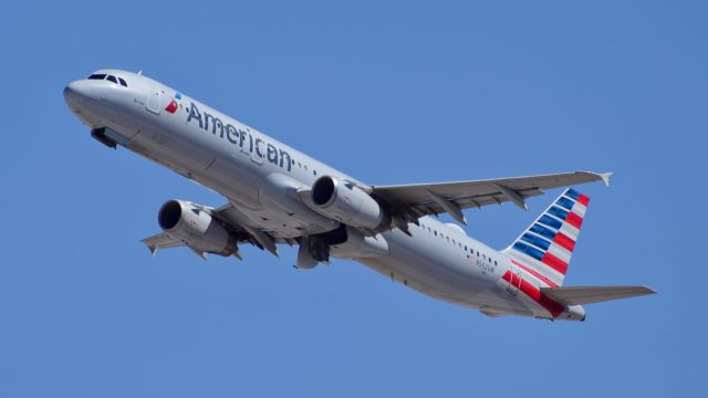Airbus A321 (N562UW)