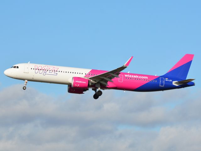 Airbus A321neo (HA-LZX) - Kystvejen RWY22L