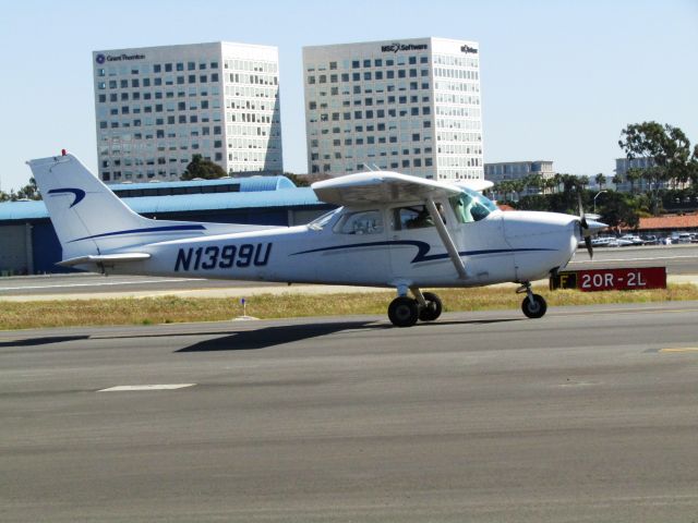 Cessna Skyhawk (N1399U) - Taxiing to ramp
