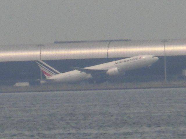 Boeing 777-200 (F-GSPF) - 対岸から。br /パリへは約5時間