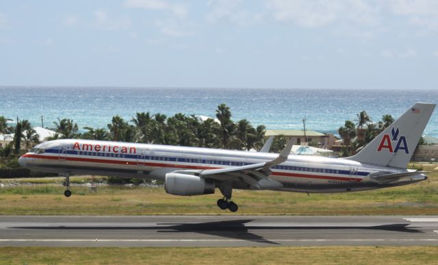 BOEING 767-200 (N686AA)