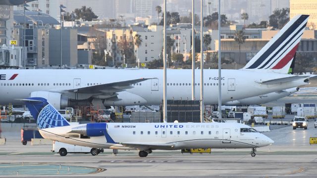 Canadair Regional Jet CRJ-200 (N910SW) - Taxiing to gate at LAX on taxiway Bravo