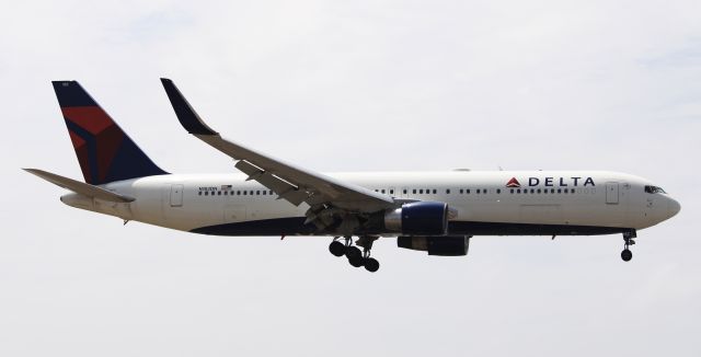 BOEING 767-300 (N182DN)