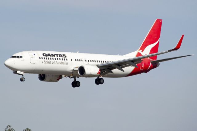 Boeing 737-800 (VH-VYA) - On short finals for runway 05. Friday, 19th April 2013.