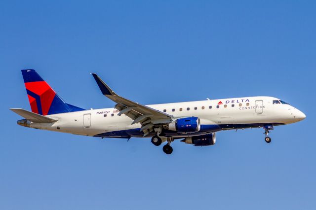 Embraer 175 (N284SY)