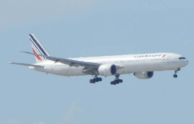 BOEING 777-300ER (F-GSQE)