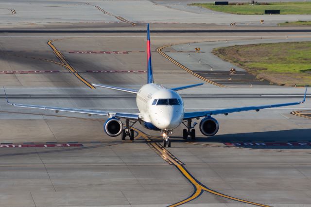 Embraer 175 (N607CZ)