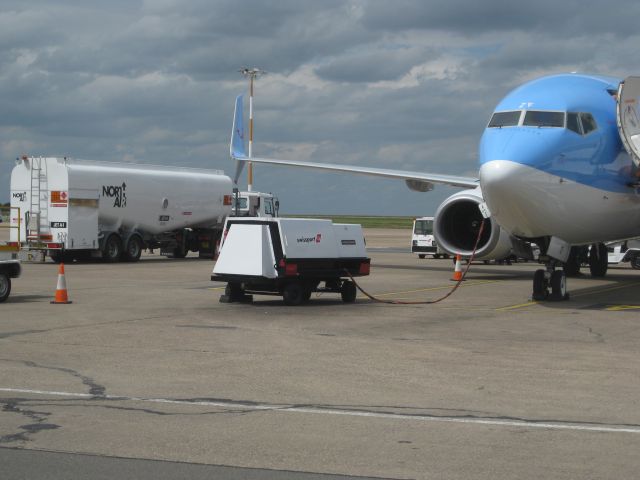 Boeing 737-800 (G-FDZF) - G-FDZF getting ready for her next flights