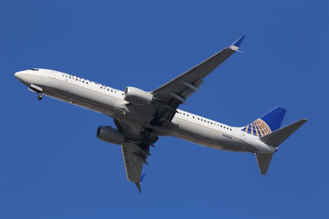 Boeing 737-900 (N69818)