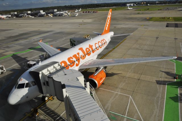 Airbus A319 (G-EZAX) - Easyjet Airbus A319-111 G-EZAX in Gatwick Airport