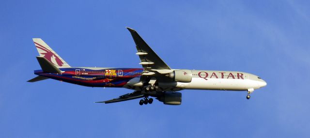 Boeing 777-200 (A7-BAE) - 08 DEC AT 2000FT. OVER HENLEY BROOK WAbr /ON APPROACH TO PERTH AIRPORT