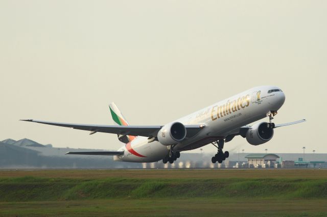 BOEING 777-300 (A6-ENO) - Emirates B777-300ER taking off from Runway 14R on a hazy evening at KUL