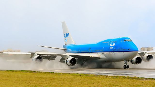 Boeing 747-400 (PH-BFY) - KLM PH-BFY landing at TNCM on a wet runaway