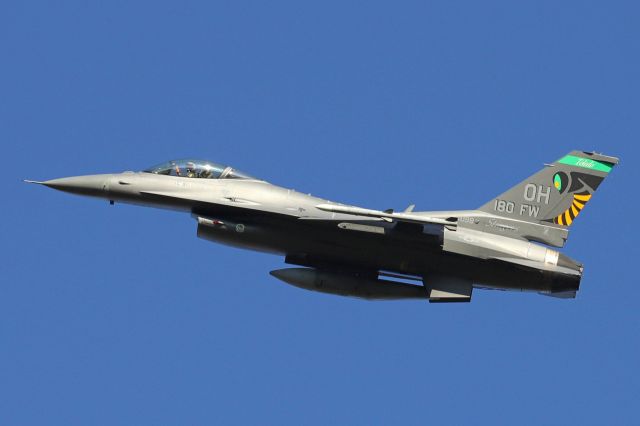 Lockheed F-16 Fighting Falcon (89-2098) - A wave by BUCKI 31 on departure yesterday morning (7 Nov 2021).