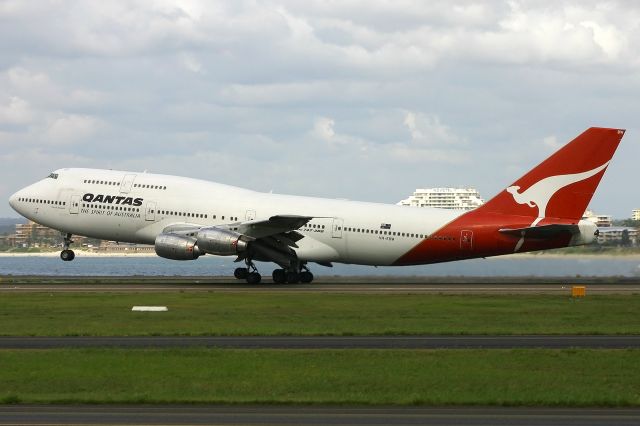 BOEING 747-300 (VH-EBW)