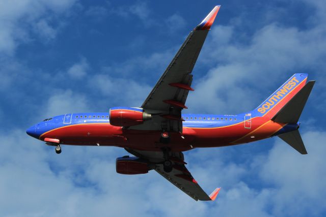 Boeing 737-700 (N440LV) - Final for 21R at Nashville