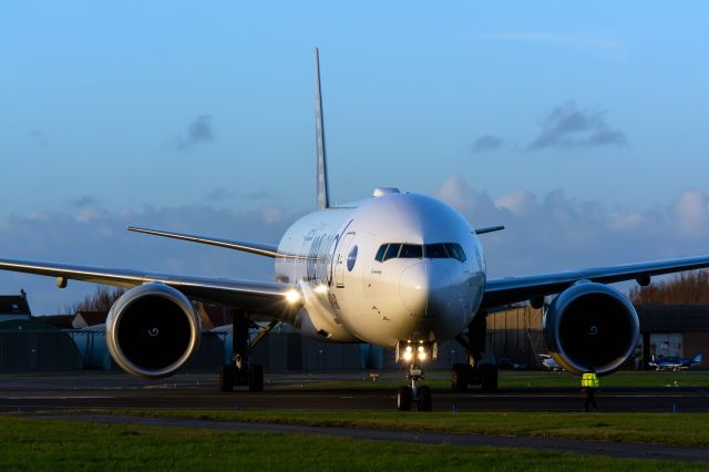 BOEING 777-300 (A7-BAF)