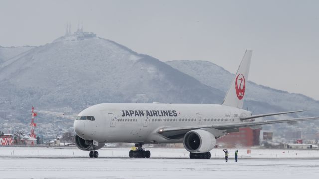 Boeing 777-200 (JA8979) - Japan Airlines / Boeing 777-289br /Dec.05.2015 Hakodate Airport [HKD/RJCH] JAPAN